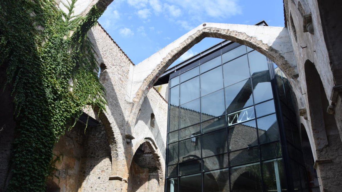 La tercera y cuarta planta se comunican con un espacio abierto.