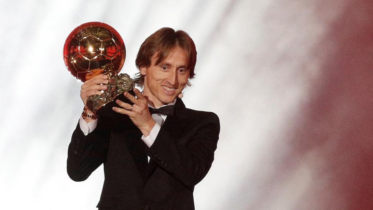 Luka Modric muestra su trofeo anoche en París.