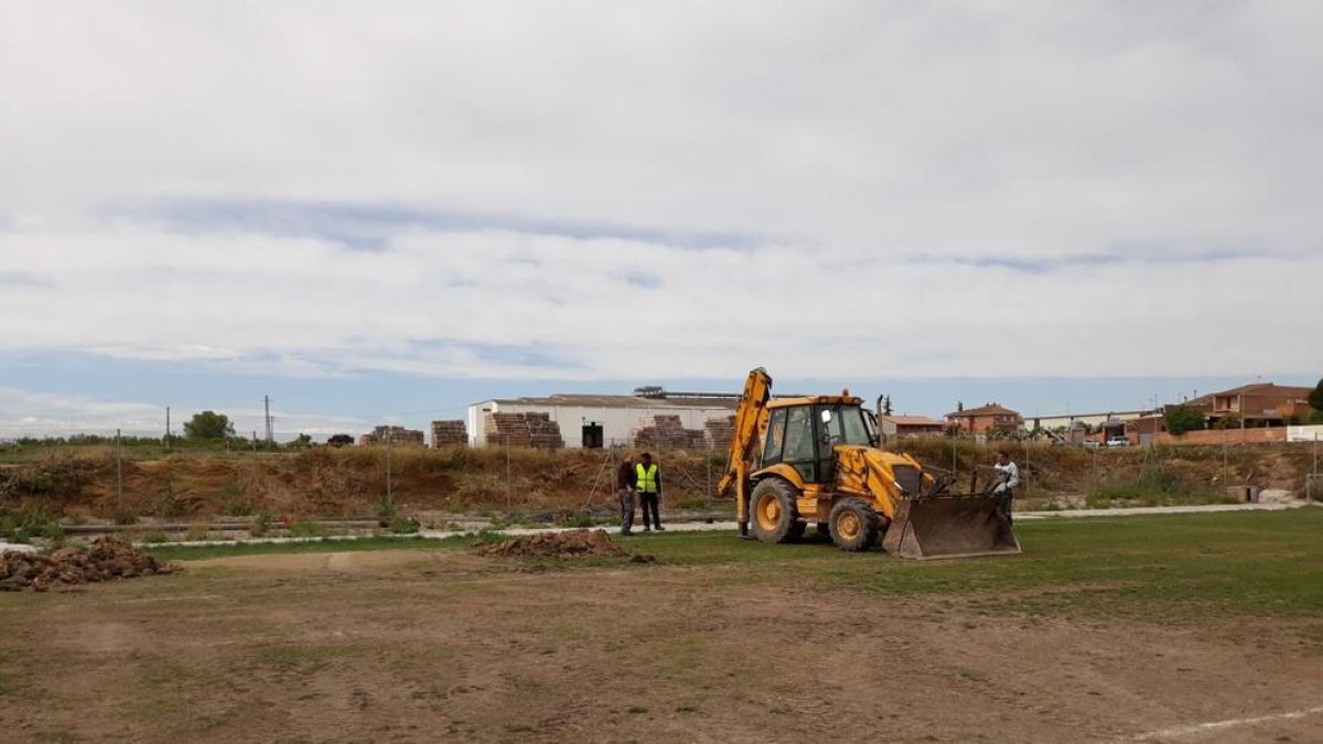 Col·loquen gespa artificial al camp de la CE Pla d’Urgell a Golmés