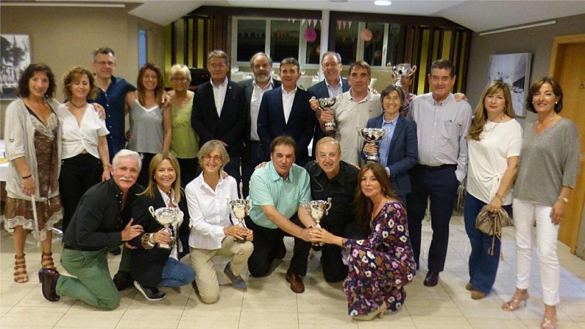 En la imagen, los ganadores y participantes del torneo durante la gala de entrega de trofeos.