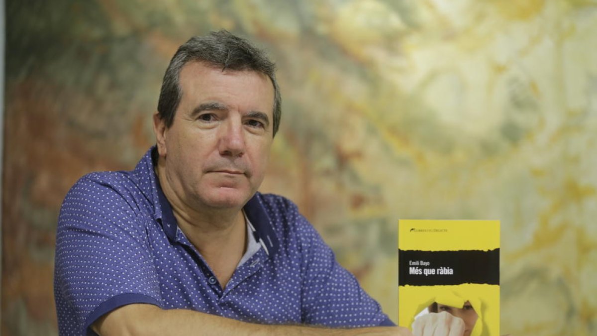 L’escriptor lleidatà Emili Bayo amb la seua nova novel·la, ‘Més que ràbia’, que va sortir ahir al mercat.