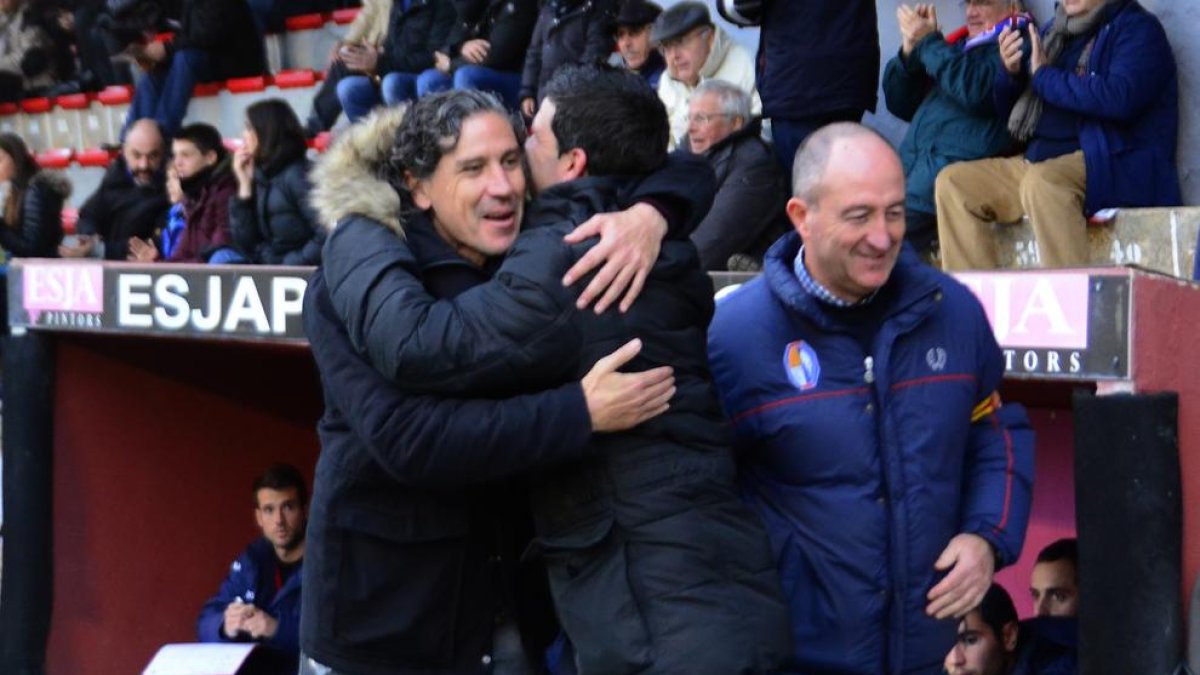 Raúl Garrido saluda a Gerard Albadalejo en el partido de la primera vuelta en Olot.