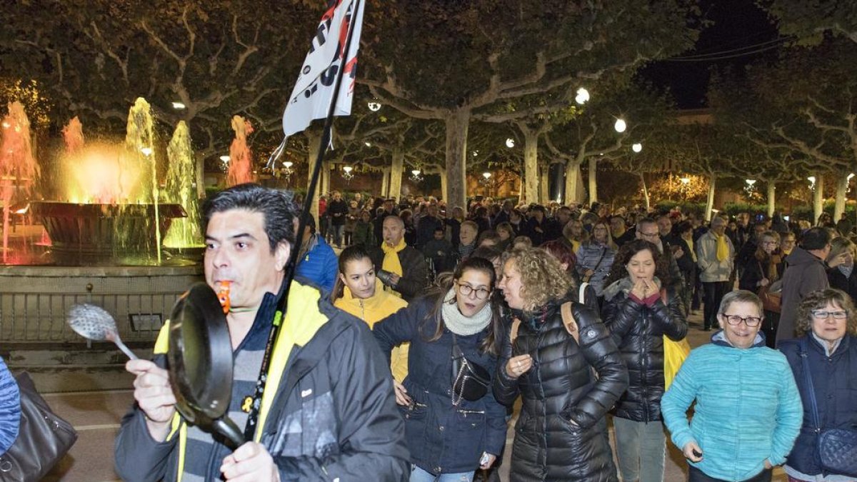 Participantes en la cacerolada de ayer en Tàrrega contra las peticiones de cárcel para los líderes independentistas.
