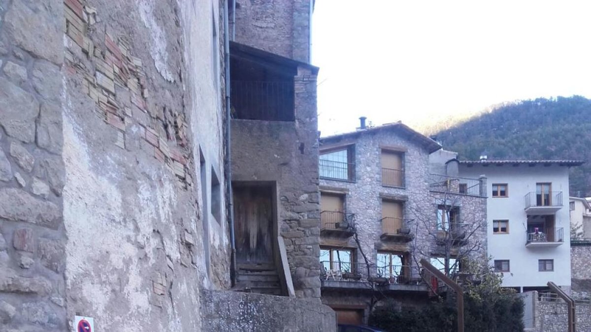 Senyal que veta aparcar davant la casa de la parella de la veïna.