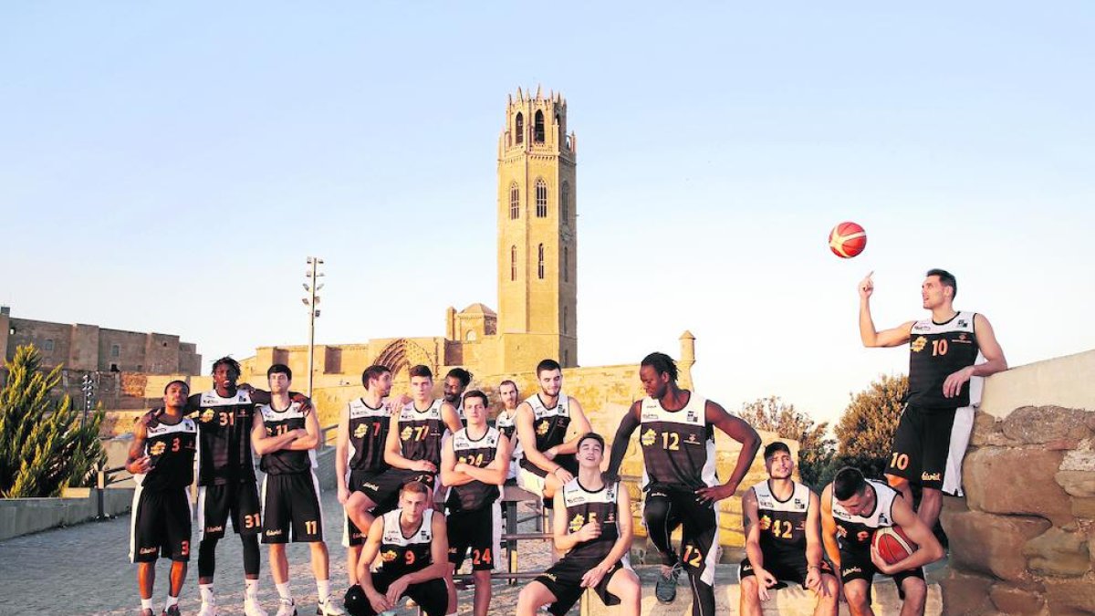 La Seu Vella va ser escenari ahir de les fotos oficials de la temporada del Força Lleida.