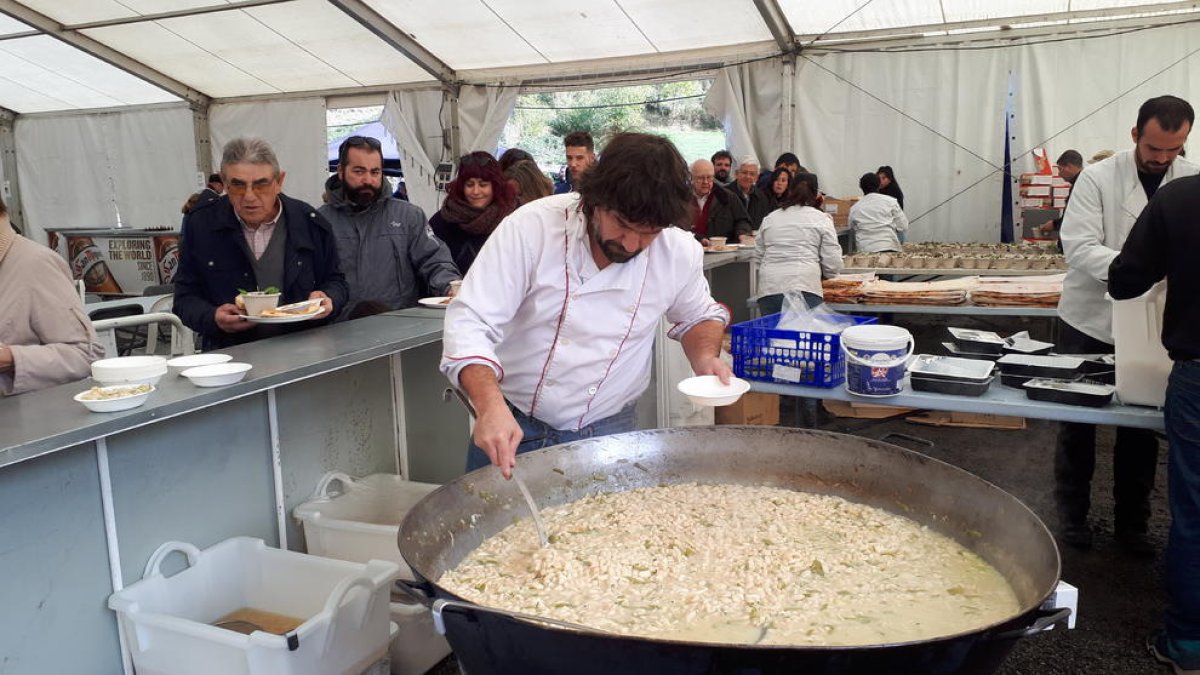 Un cocinero elaborando uno de los platos de la comida popular.