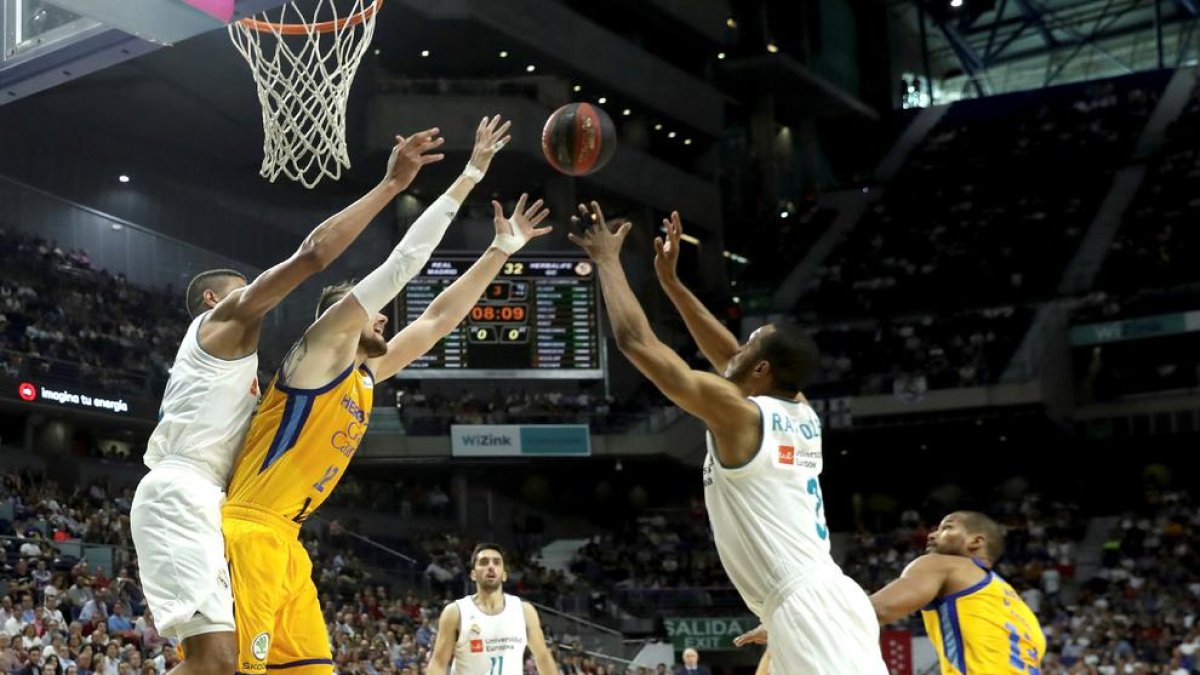 Tavares y Randolph pugnan por un rebote con el canario Balvin.