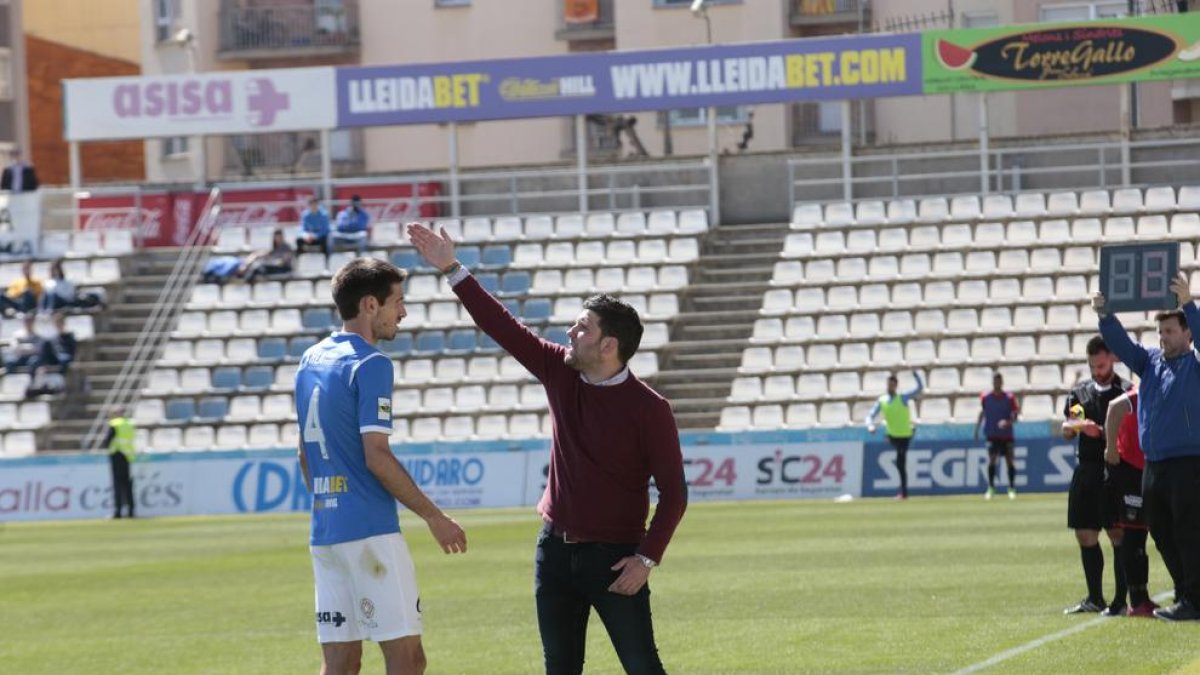 Gerard Albadalejo da instrucciones a Albístegui durante el partido del pasado domingo.