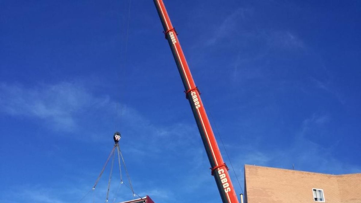 La gran grúa, instalando ayer el módulo prefabricado.