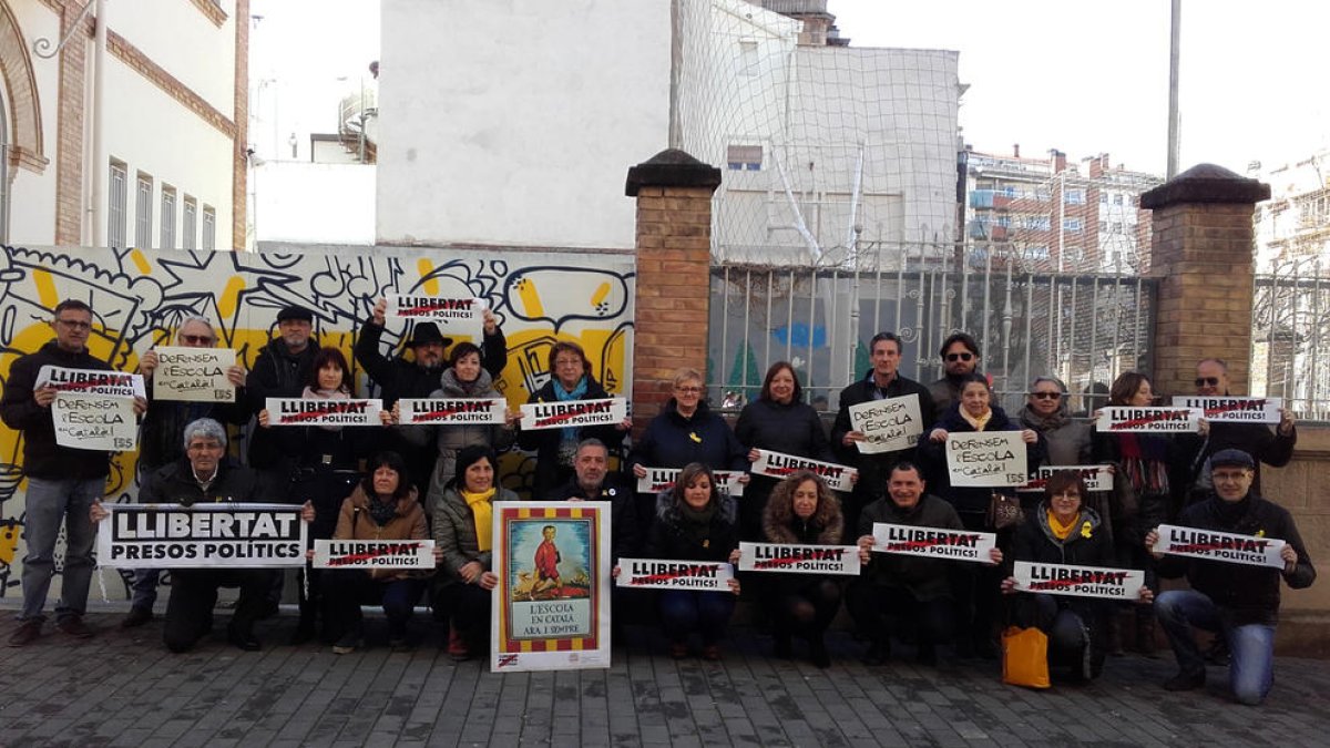 Personal de diferents conselleries i d’entitats cíviques de Lleida van tornar a reclamar ahir l’alliberament dels presos.