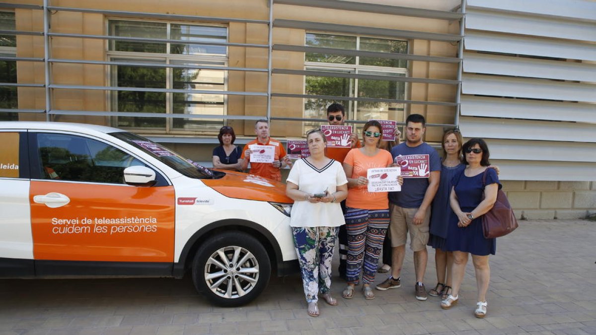 Els treballadors del servei de teleassistència i representants sindicals, ahir a Gardeny.