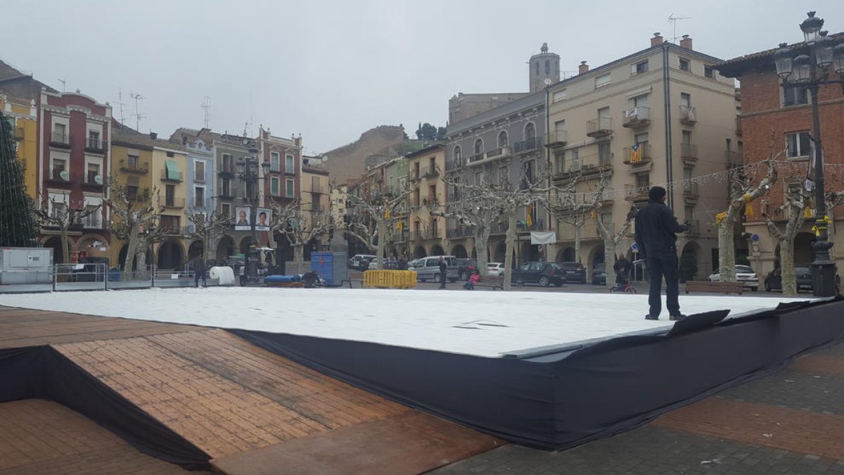 Imagen de las obras para instalar la pista de hielo en la plaza Mercadal de Balaguer.