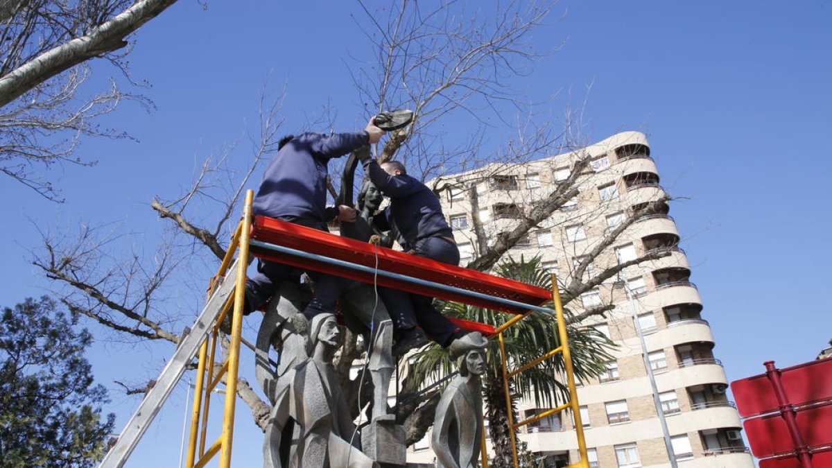 Les obres de restitució del braç trencat de Gaspar de Portolà.
