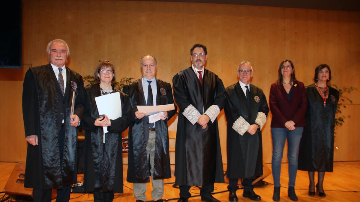 Los tres abogados homenajeados ayer por sus 40 años de ejercicio en el acto celebrado en el Auditori.