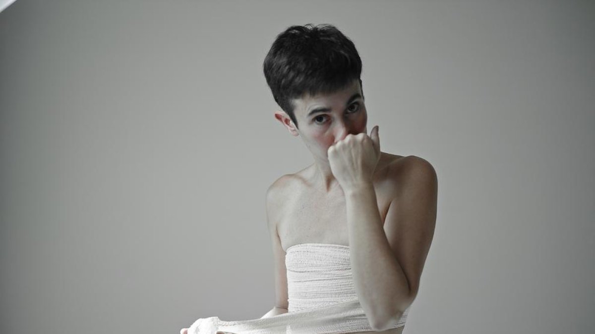 La actriz Mariona Castillo protagoniza el montaje de teatro-danza y música en directo ‘Limbo’.