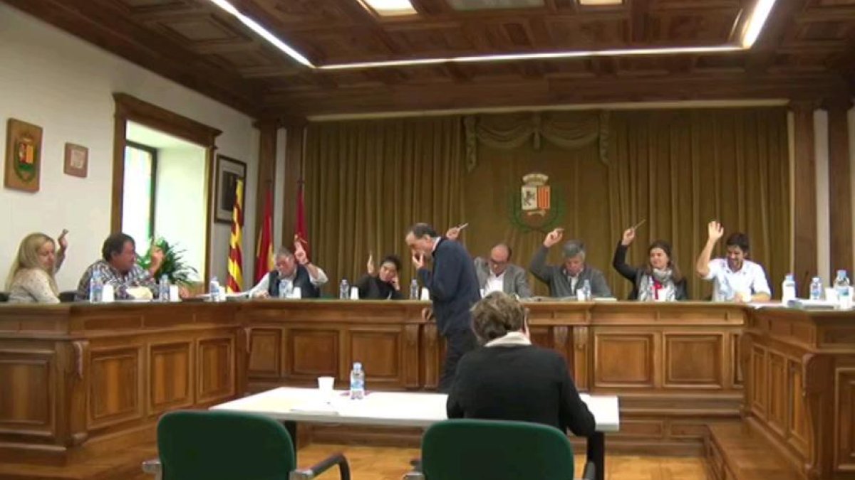 Una de les votacions del ple celebrat ahir a Vielha.