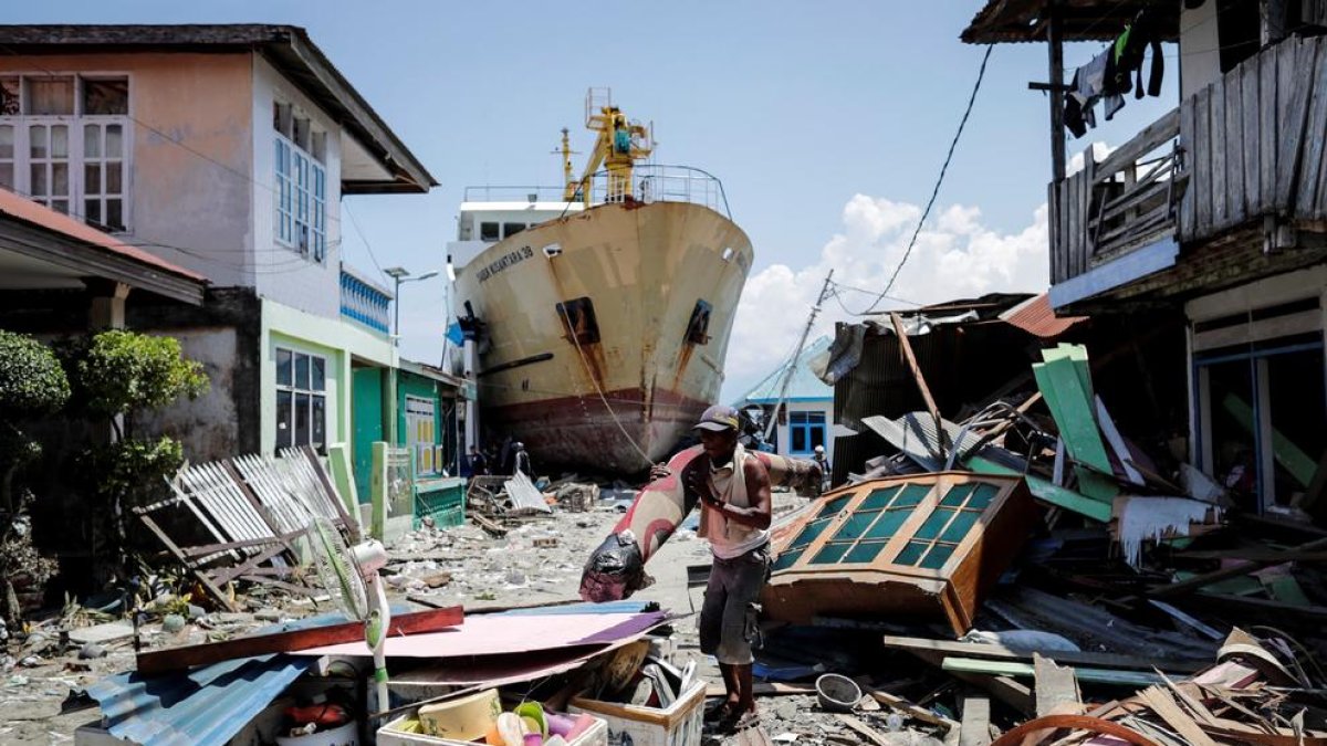 Un vaixell encallat en un carrer de Palu pel tsunami, ahir.