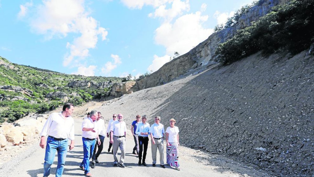 Reñé, en el centro, visitando la carretera de Castell de Mur con representantes políticos y técnicos.