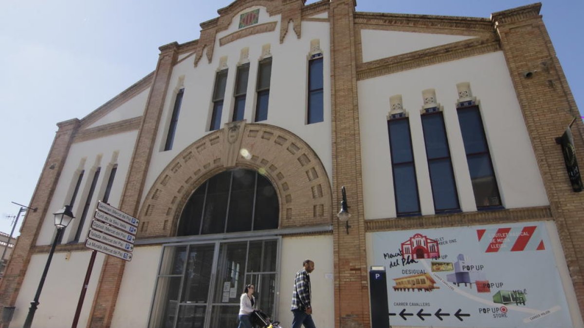 Fachada principal del Mercat del Pla, en el Barri Antic, que permanece cerrado desde el pasado marzo.