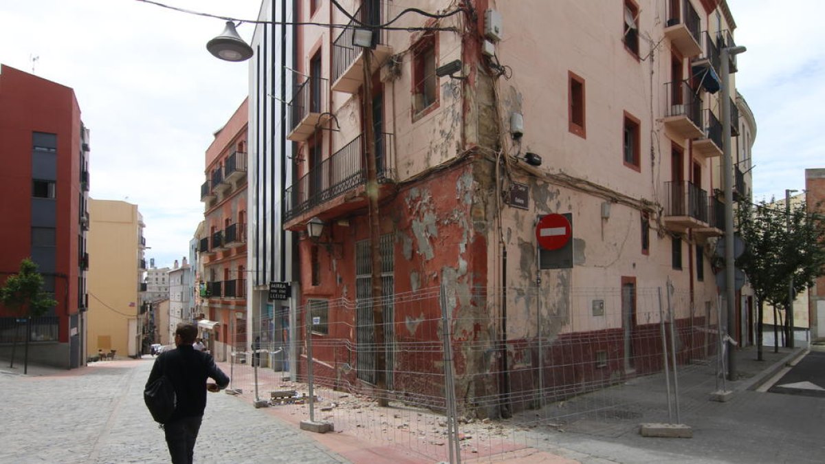 Tanquen un edifici al Barri Antic per seguretat