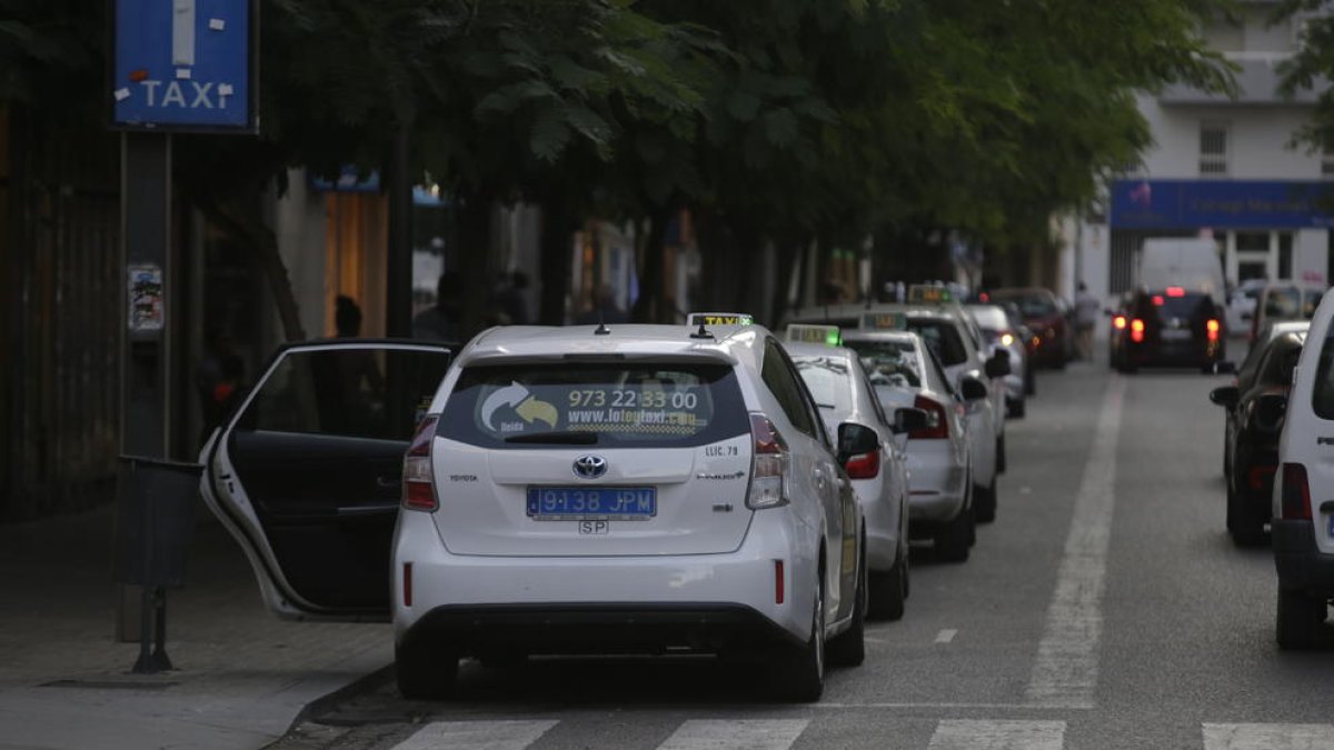 Un taxi en una parada con la nueva matrícula trasera azul, ayer en avenida Blondel.