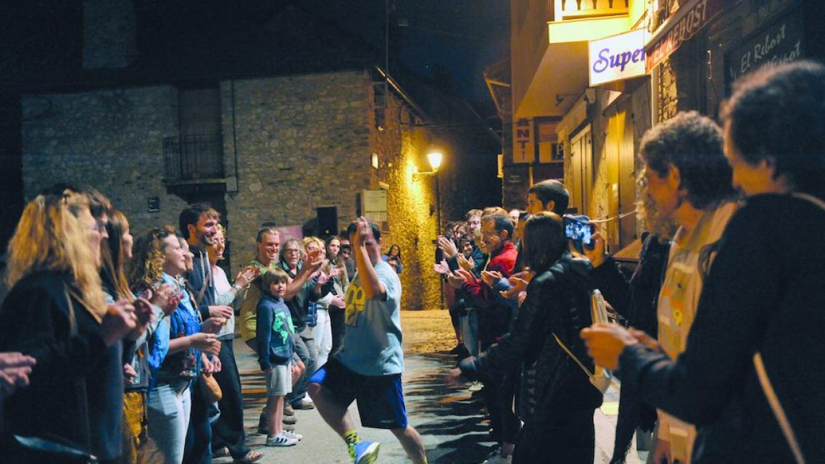 El bailarín y coreógrafo Quim Bigas protagonizó una ‘acción participativa’ la noche del lunes en Espot.