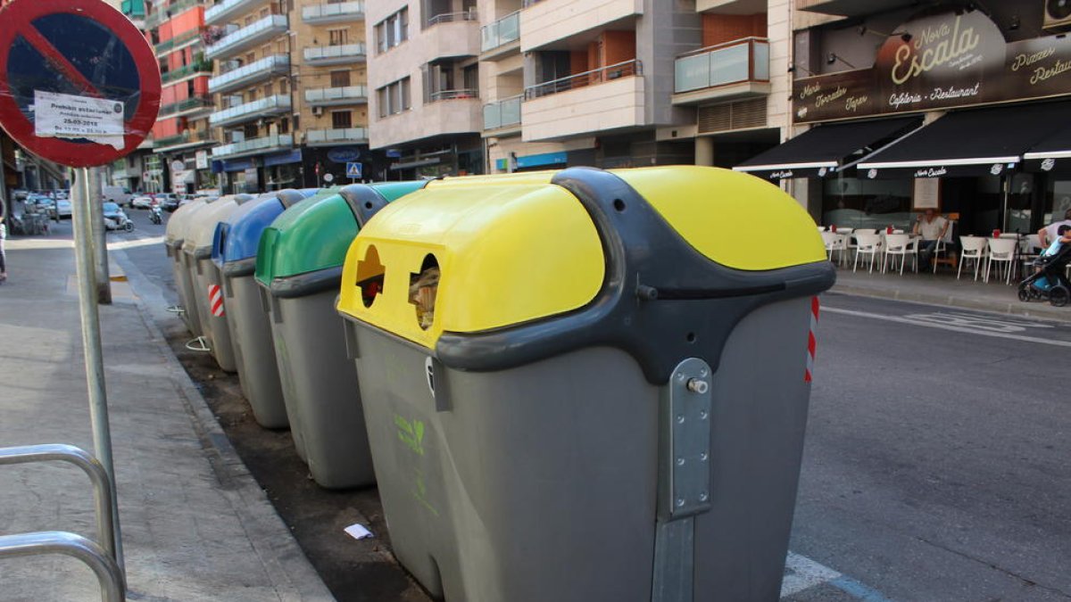 Contenidor reposat al carrer Acadèmia ahir després de l’incendi.