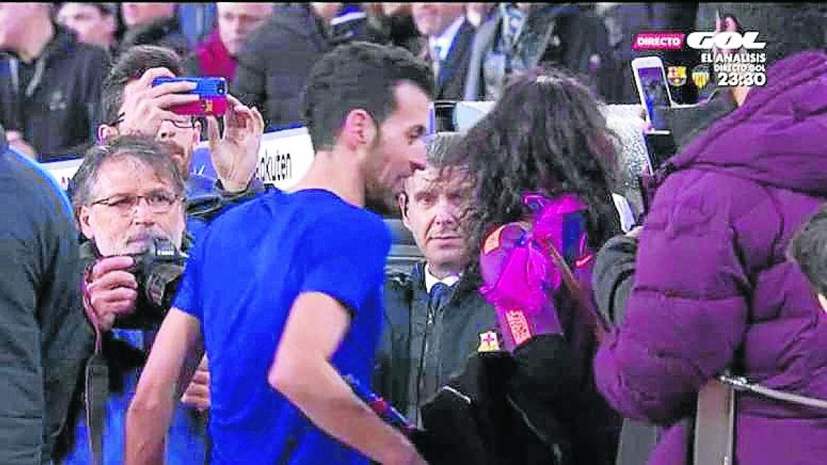 Busquets, con su fan incondicional.