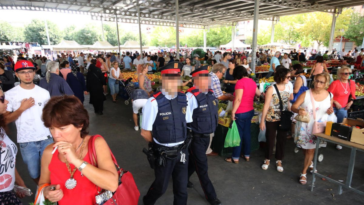 Dos mossos d’esquadra patrullaven ahir pel mercat setmanal de Pardinyes.