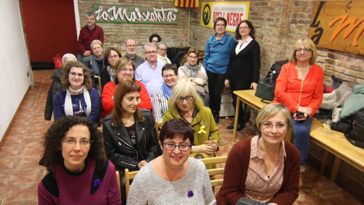 Miembros del Grup Fonèvol de Alcoi y de la Associació de Moros i Cristians de Lleida ayer en La Baula.