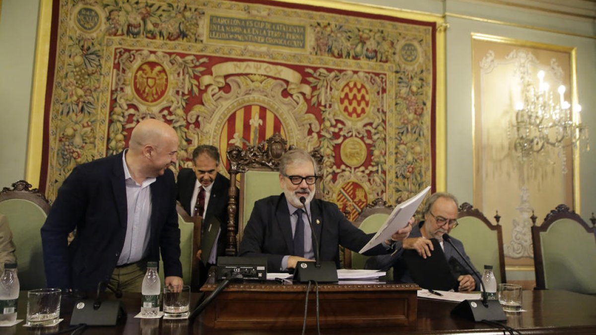 Larrosa preside su primer pleno ordinario - Fèlix Larrosa presidió ayer su primer pleno ordinario como alcalde de Lleida, al que no asistieron por motivos personales la primera teniente de alcalde, Montse Mínguez, ni el nuevo concejal Joan Que ...