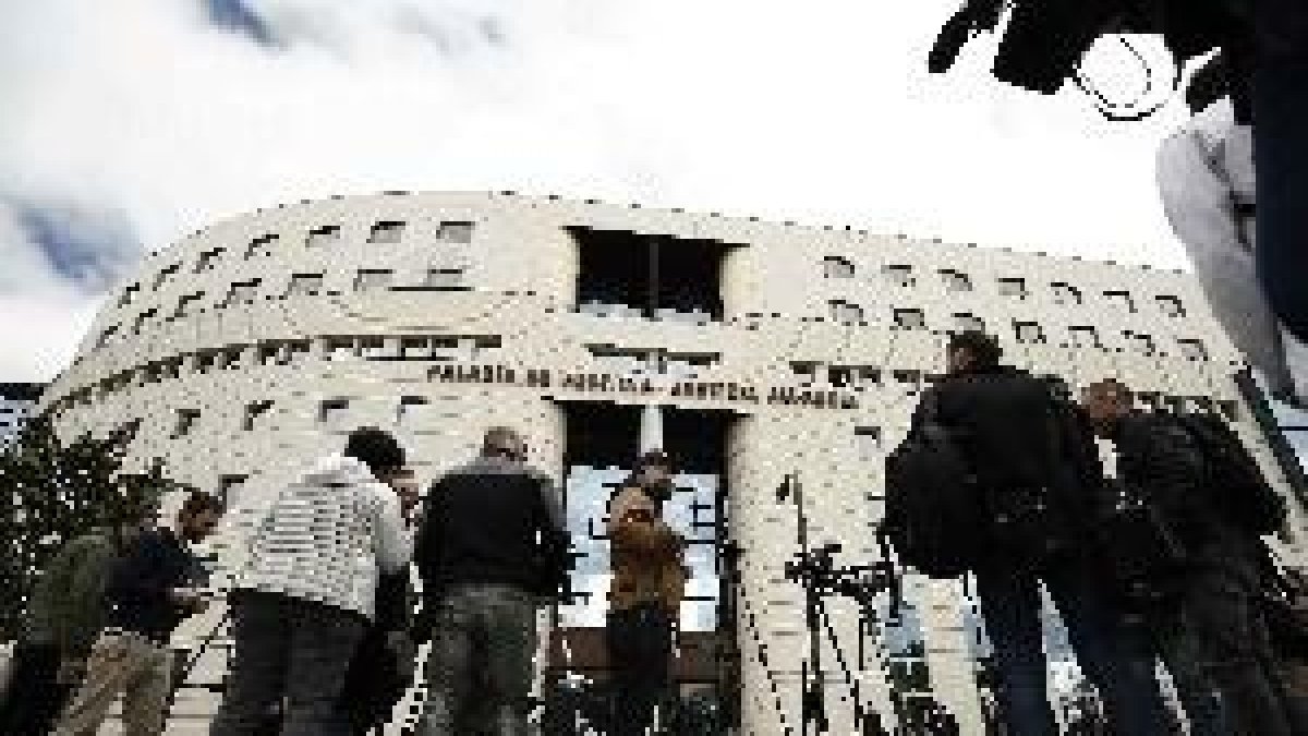 Condemnats per abús sexual i no per violació els membres de La Manada