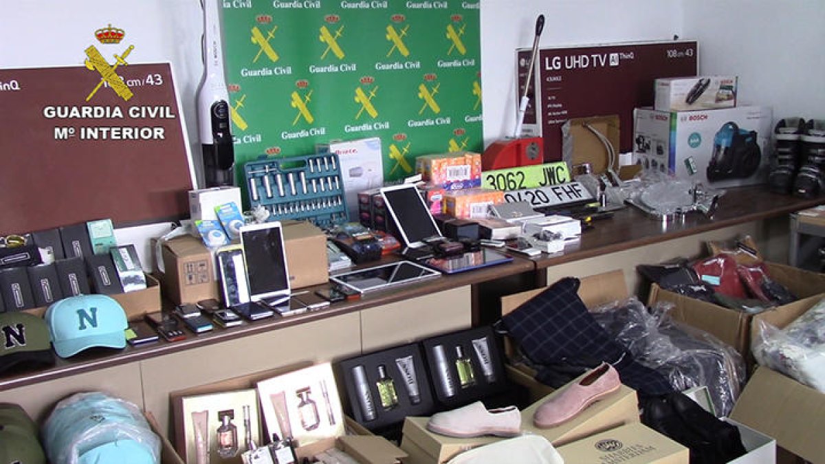 Vista del material intervenido por la Guardia Civil en la operación.