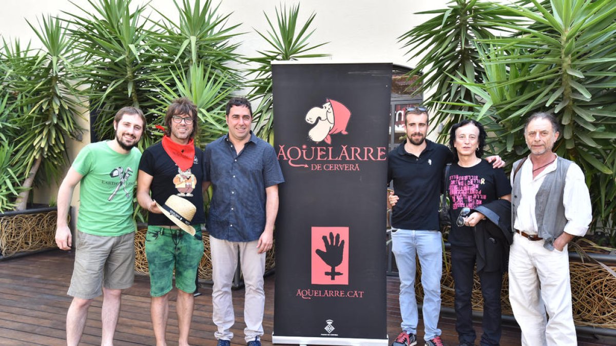 Imatge dels organitzadors de l’Aquelarre al costat del vocalista de la banda Ebri Knight, a Barcelona.