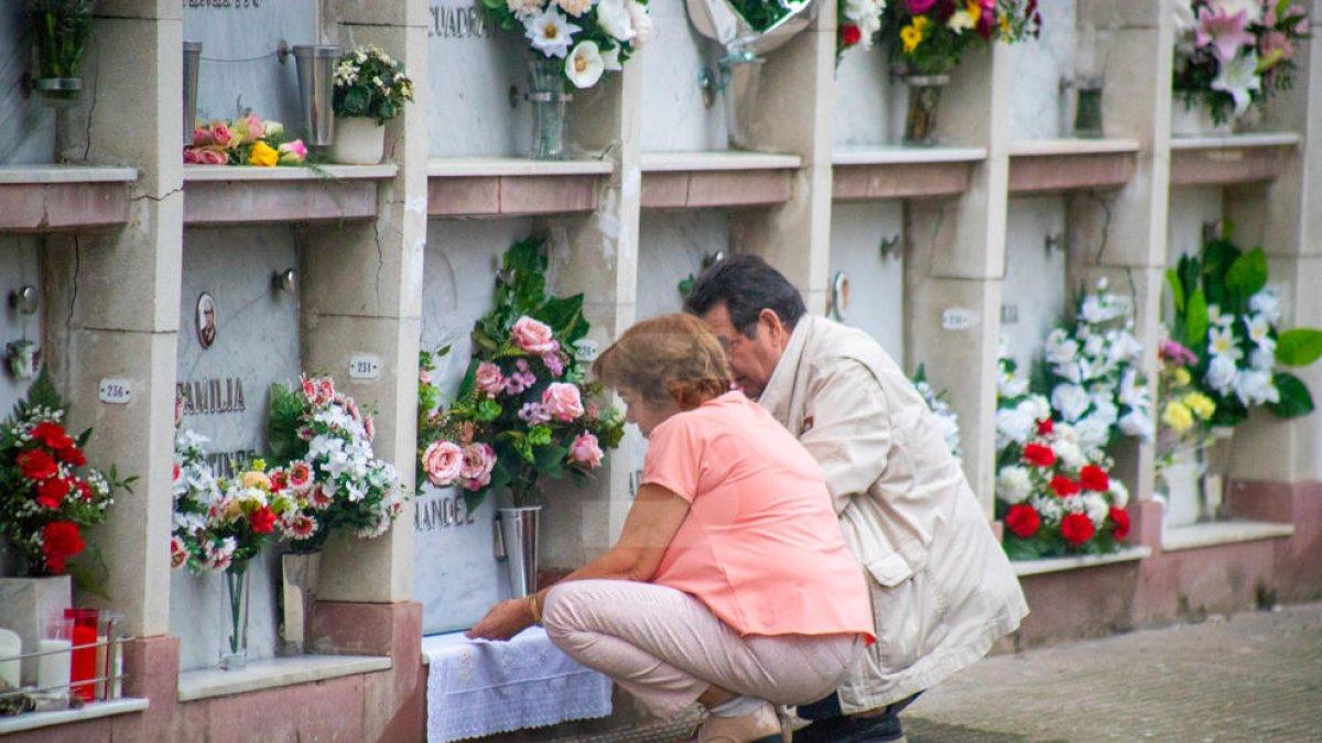Preparativos en el cementerio de Lleida por Todos los Santos