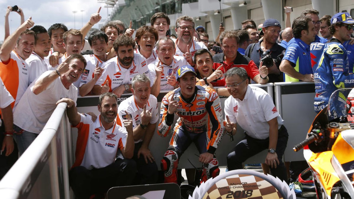 Marc celebra amb el seu equip el títol de constructors.