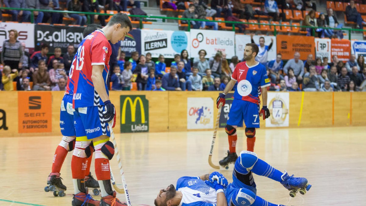 César Candanedo es queixa a terra d’un cop rebut, en una acció del partit d’ahir a l’Onze de Setembre.