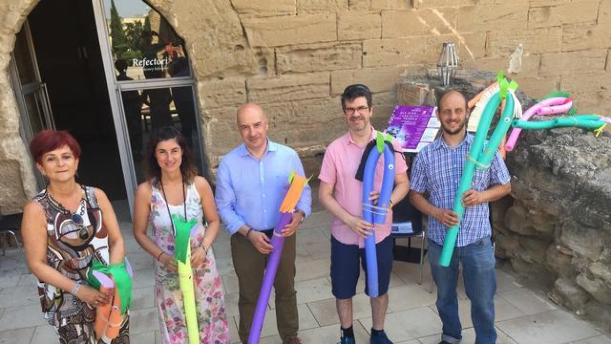 El edil junto a los representantes de las empresas y entidades colaboradoras en la presentación.