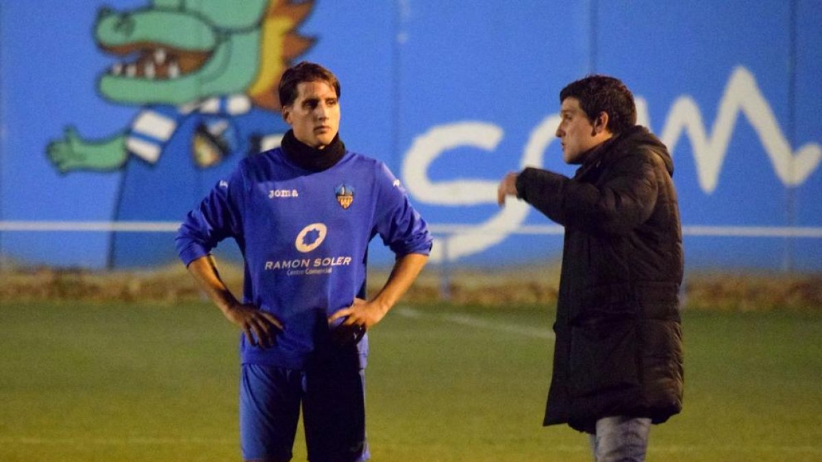 Juanto, que ja es va entrenar ahir amb la plantilla blava, conversa amb el tècnic Gerard Albadalejo.