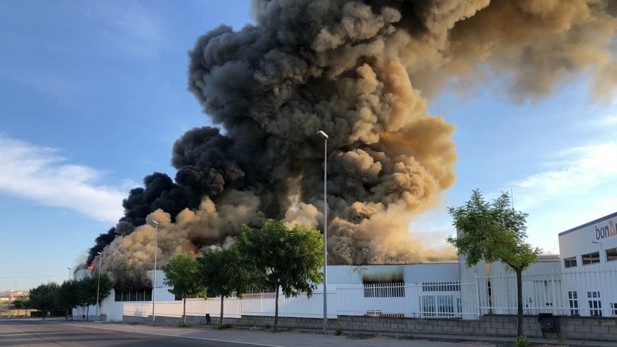 Un incendio quema parte de la nave de la panificadora de la bonÀrea en Guissona