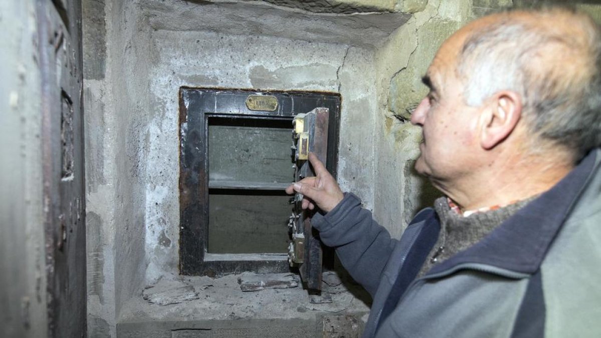 La caja fuerte de hierro que se ha encontrado en Santa Maria del Coll de les Savines.