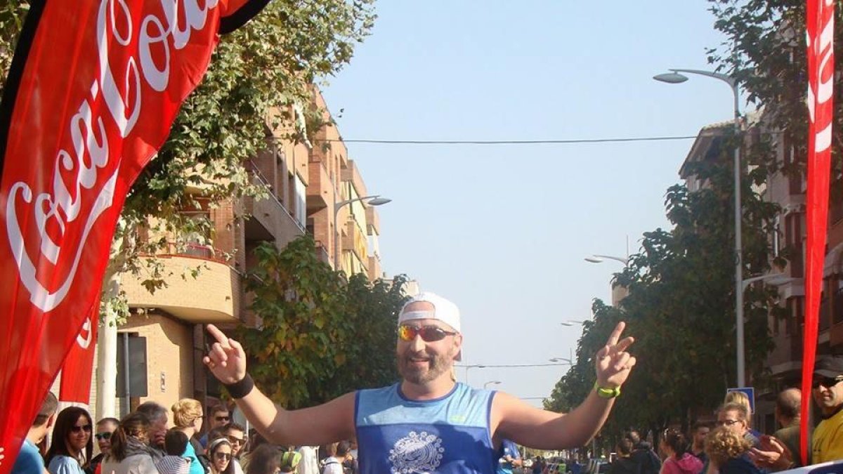 Iván a l’entrar a la meta en una de les carreres de la Lliga Ponent.