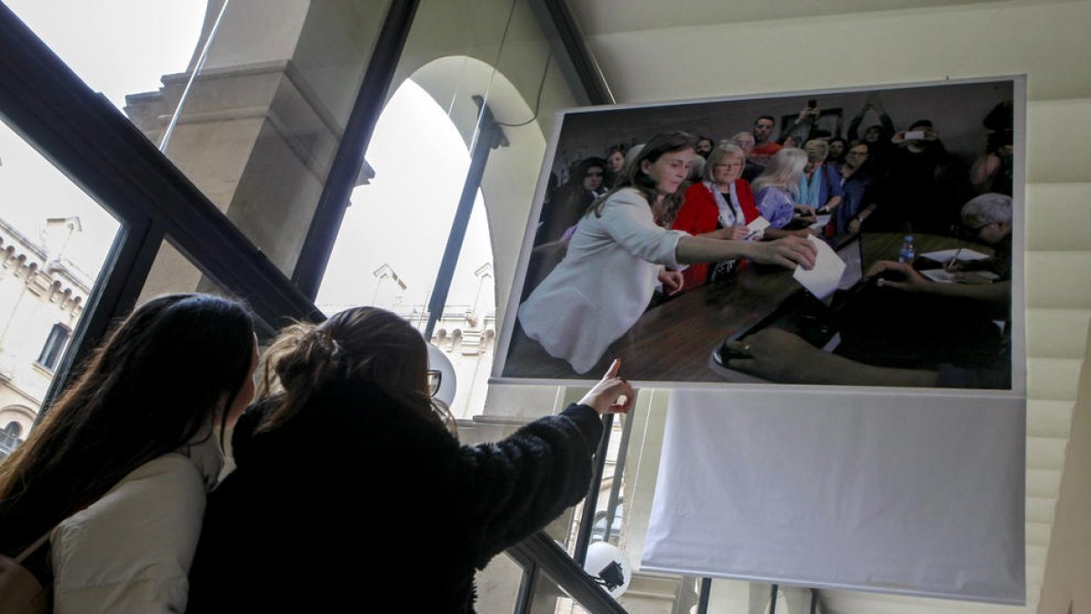 Les fotos de gran format de l’exposició es van acabar de col·locar ahir als claustres del Rectorat.