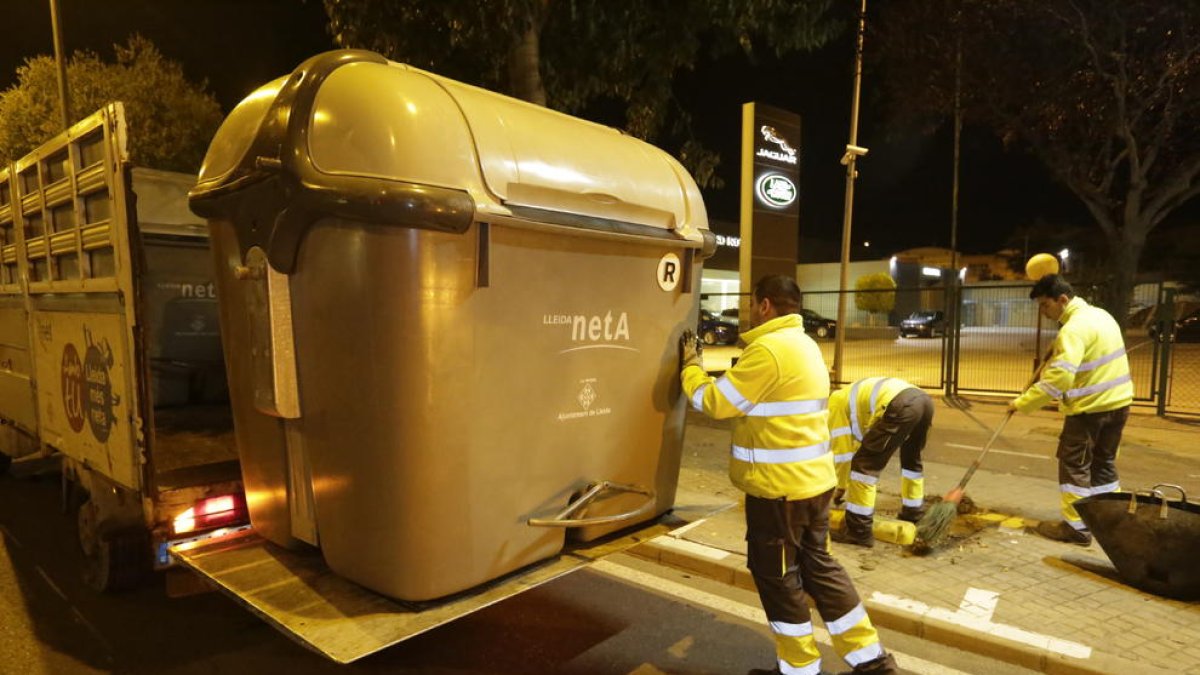 Els contenidors van començar a ser retirats ahir a la nit. Els de vidre es queden.