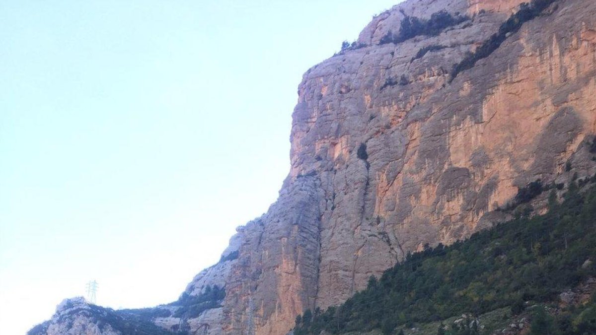 Actuació ahir de rescat d’un escalador al Baix Pallars.