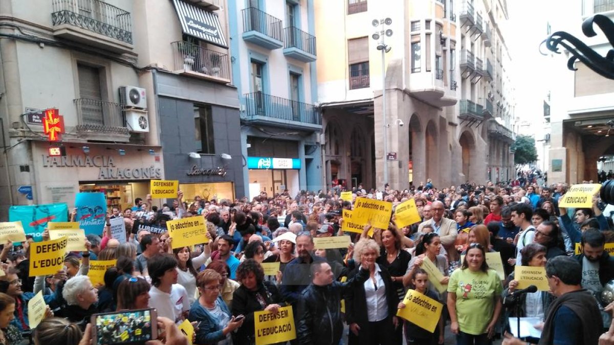 Mig miler de persones protesten a Lleida contra les acusacions d'adoctrinament a les escoles