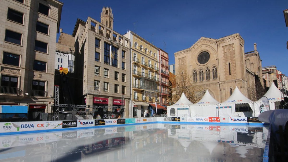 La pista de hielo de Lleida, fuera de servicio ayer por el calor.