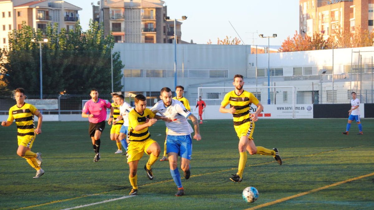 Un jugador del Mollerussa lluita amb un rival per aconseguir la pilota, ahir durant el partit.
