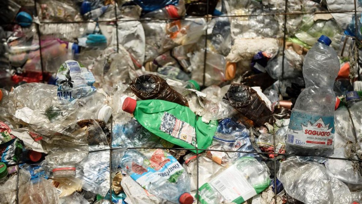 Organismos, empresas y ONG declaran la guerra al plástico más allá de las bolsas