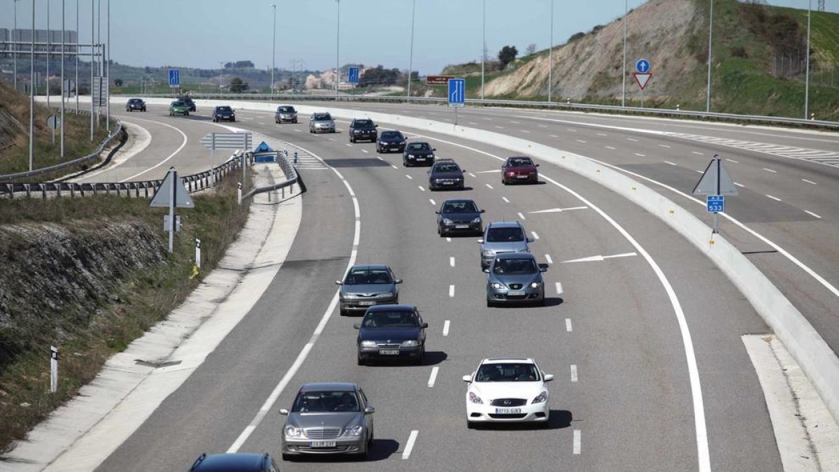 Docents condueixen un bus escolar al desmaiar-se el xòfer a l'autovia